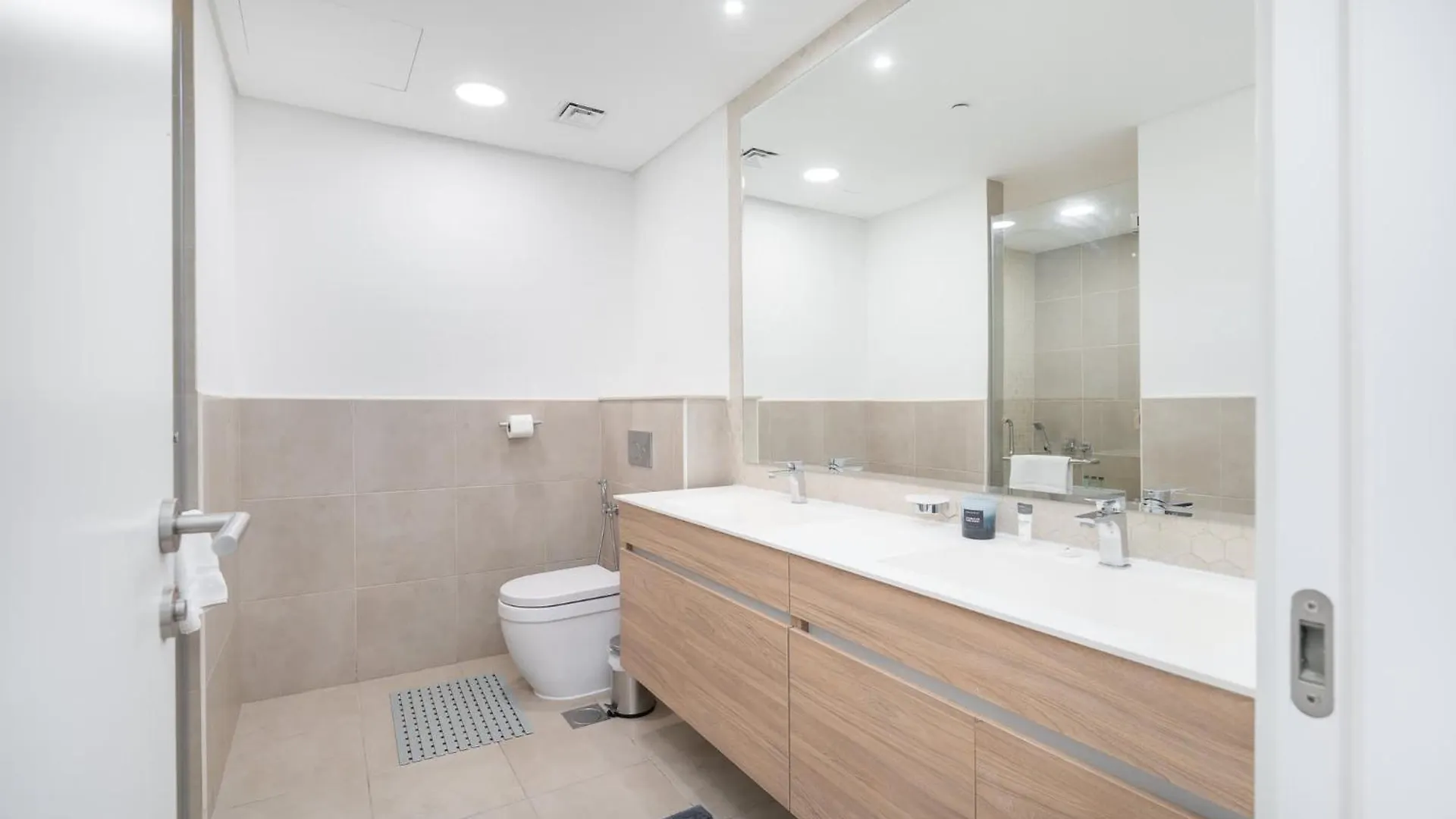 Stylish 2-Bedroom Apartment With Balcony Views In ドバイ アラブ首長国連邦