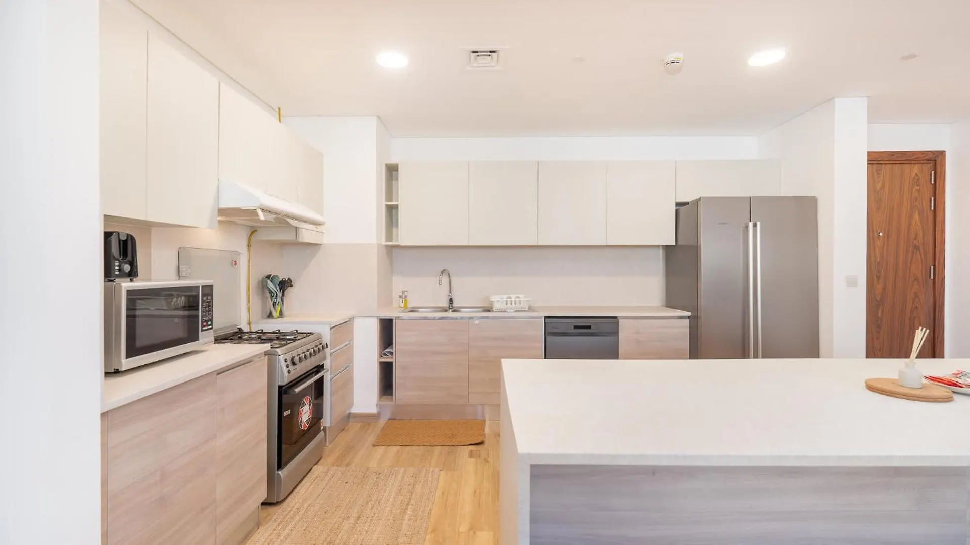 Stylish 2-Bedroom Apartment With Balcony Views In ドバイ 0*,  アラブ首長国連邦