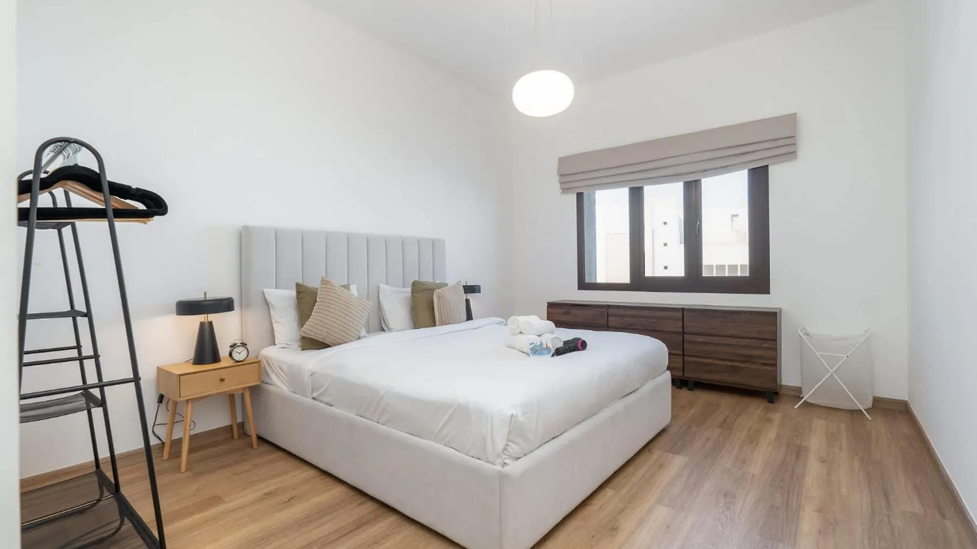 Stylish 2-Bedroom Apartment With Balcony Views In ドバイ