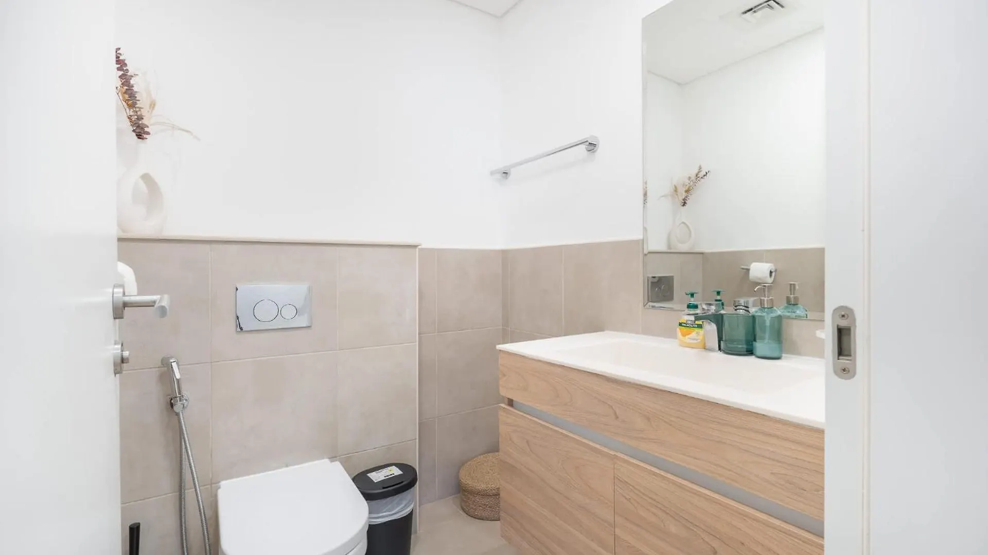 Stylish 2-Bedroom Apartment With Balcony Views In ドバイ