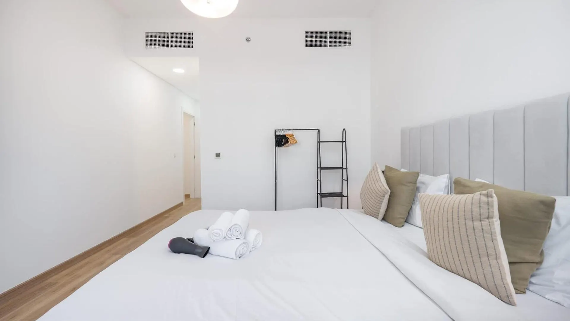 Stylish 2-Bedroom Apartment With Balcony Views In ドバイ