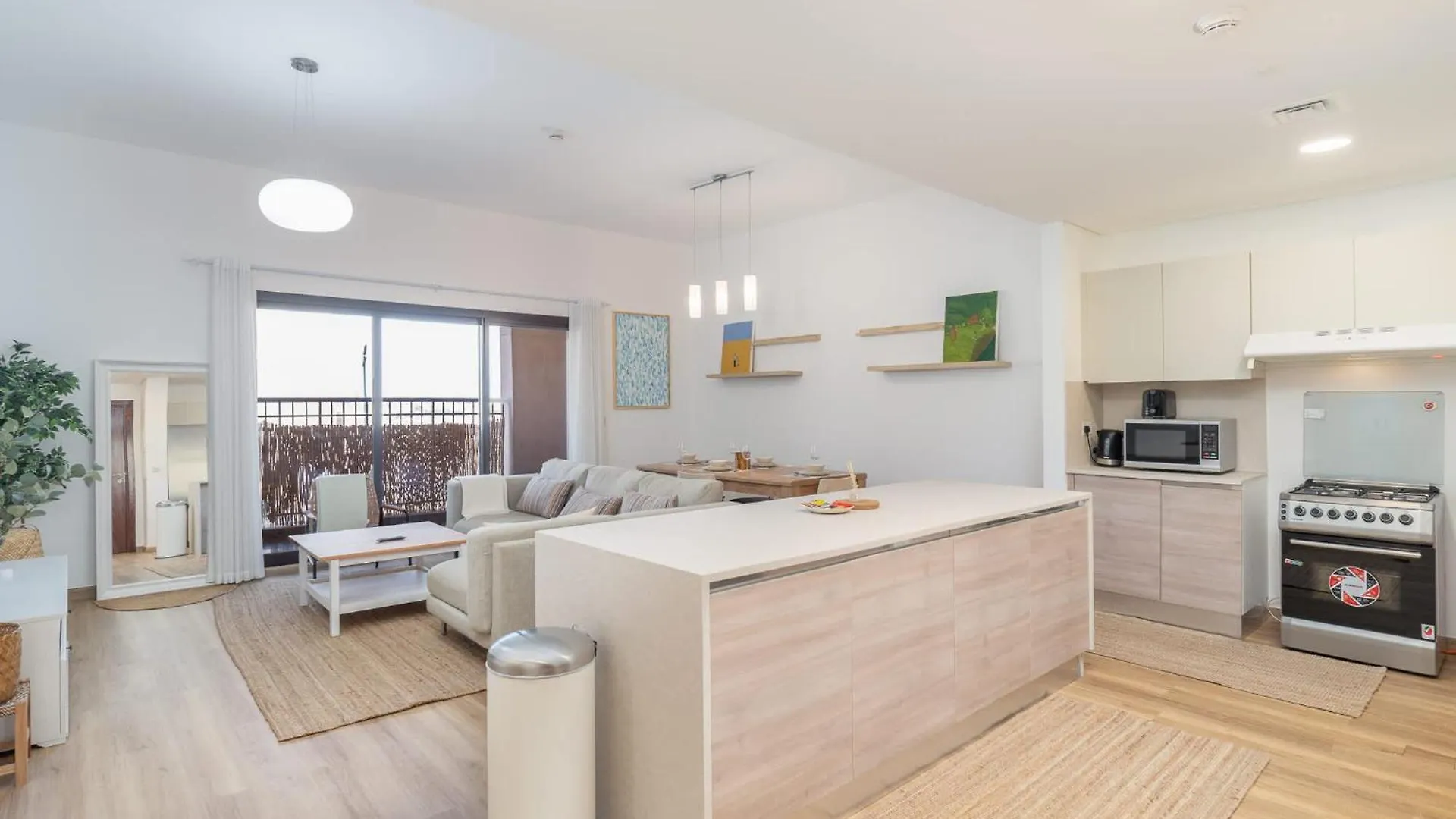 Stylish 2-Bedroom Apartment With Balcony Views In ドバイ