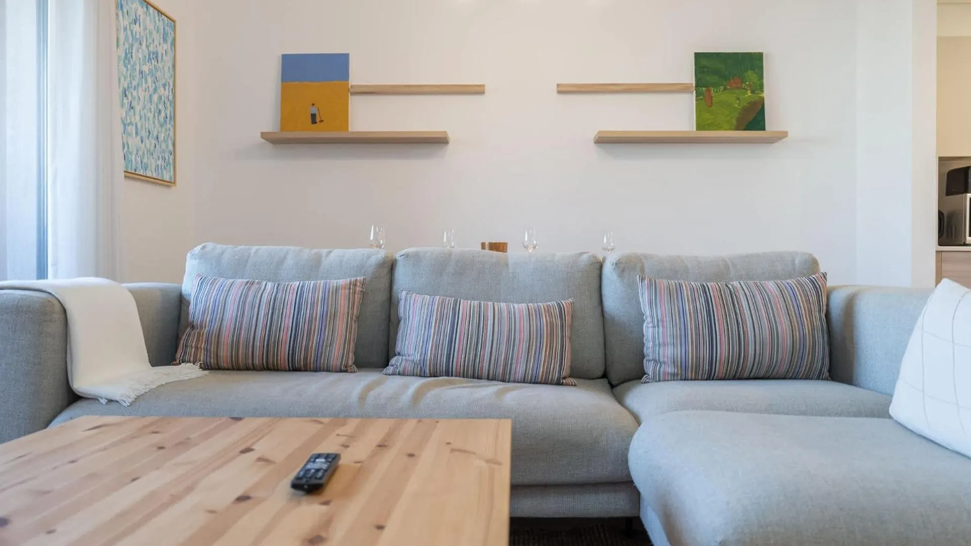 Stylish 2-Bedroom Apartment With Balcony Views In ドバイ