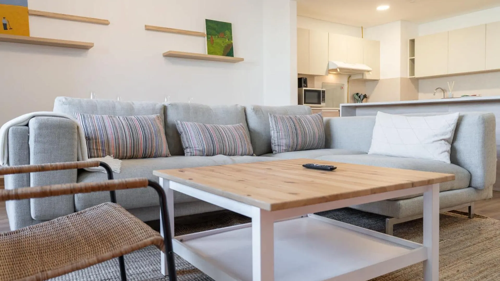 Stylish 2-Bedroom Apartment With Balcony Views In ドバイ