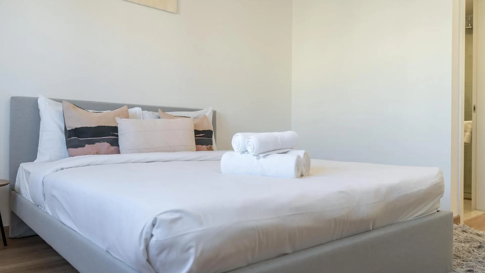 Stylish 2-Bedroom Apartment With Balcony Views In ドバイ