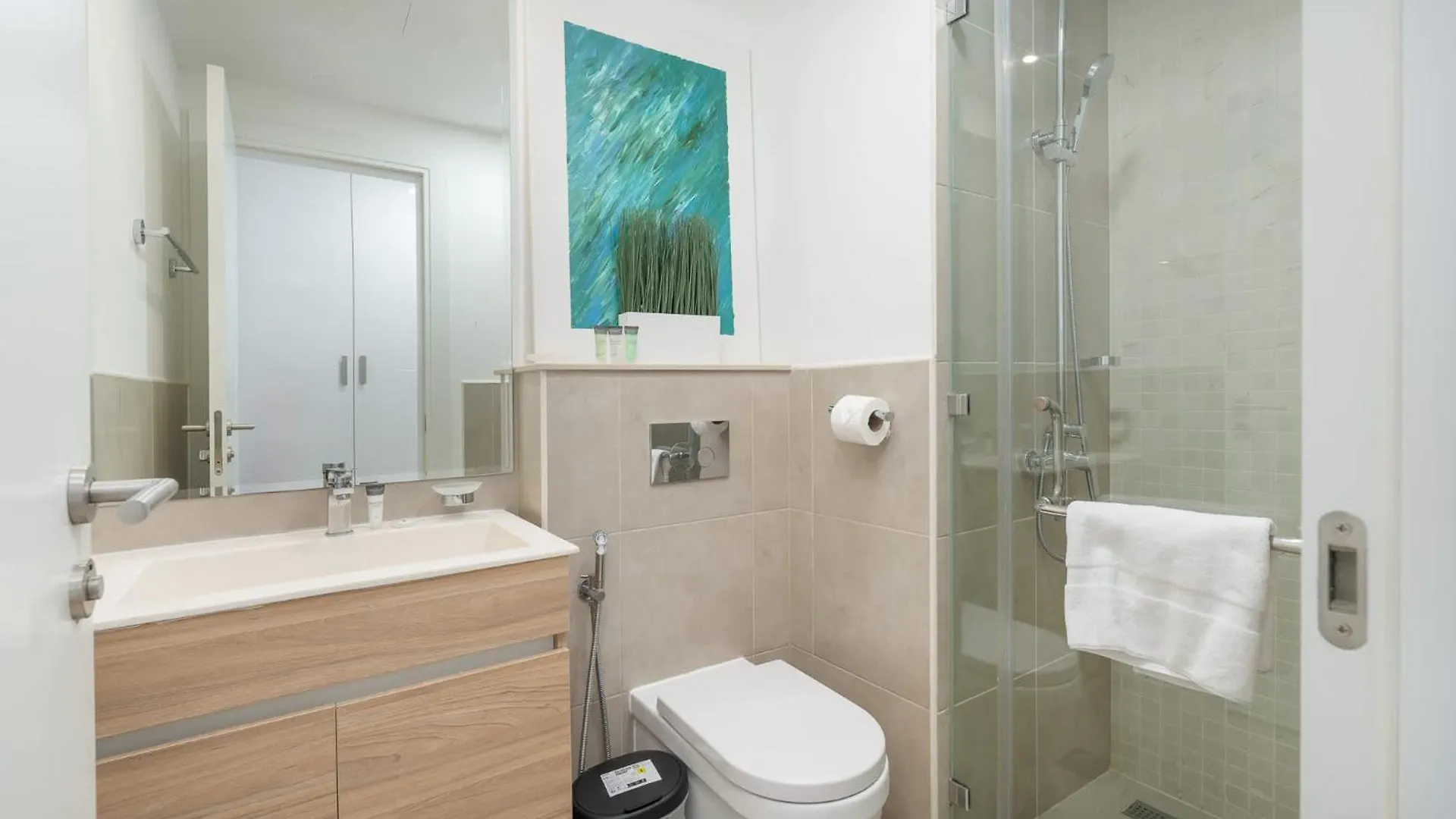 Stylish 2-Bedroom Apartment With Balcony Views In ドバイ