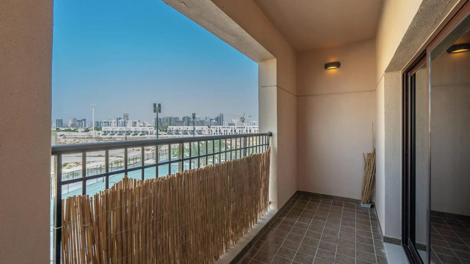 Stylish 2-Bedroom Apartment With Balcony Views In ドバイ