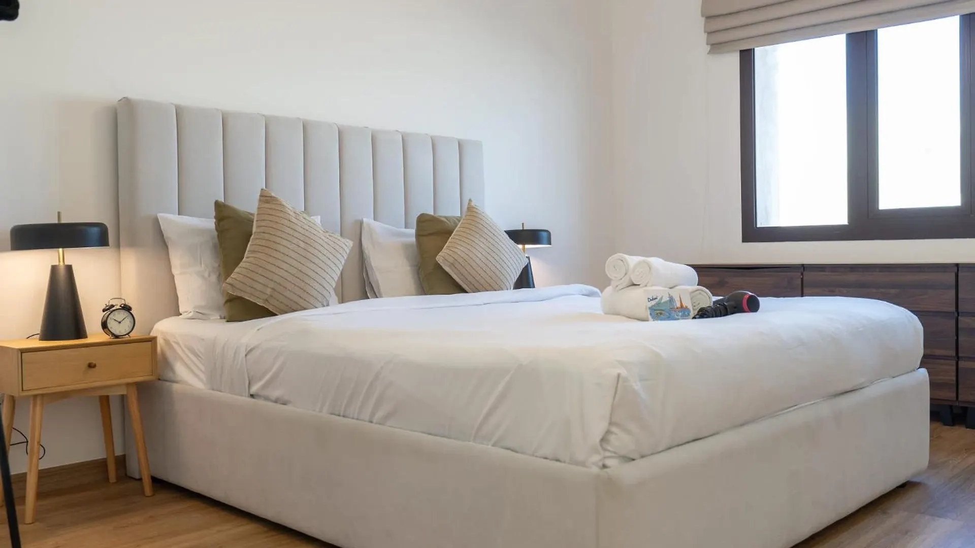 Stylish 2-Bedroom Apartment With Balcony Views In ドバイ アラブ首長国連邦