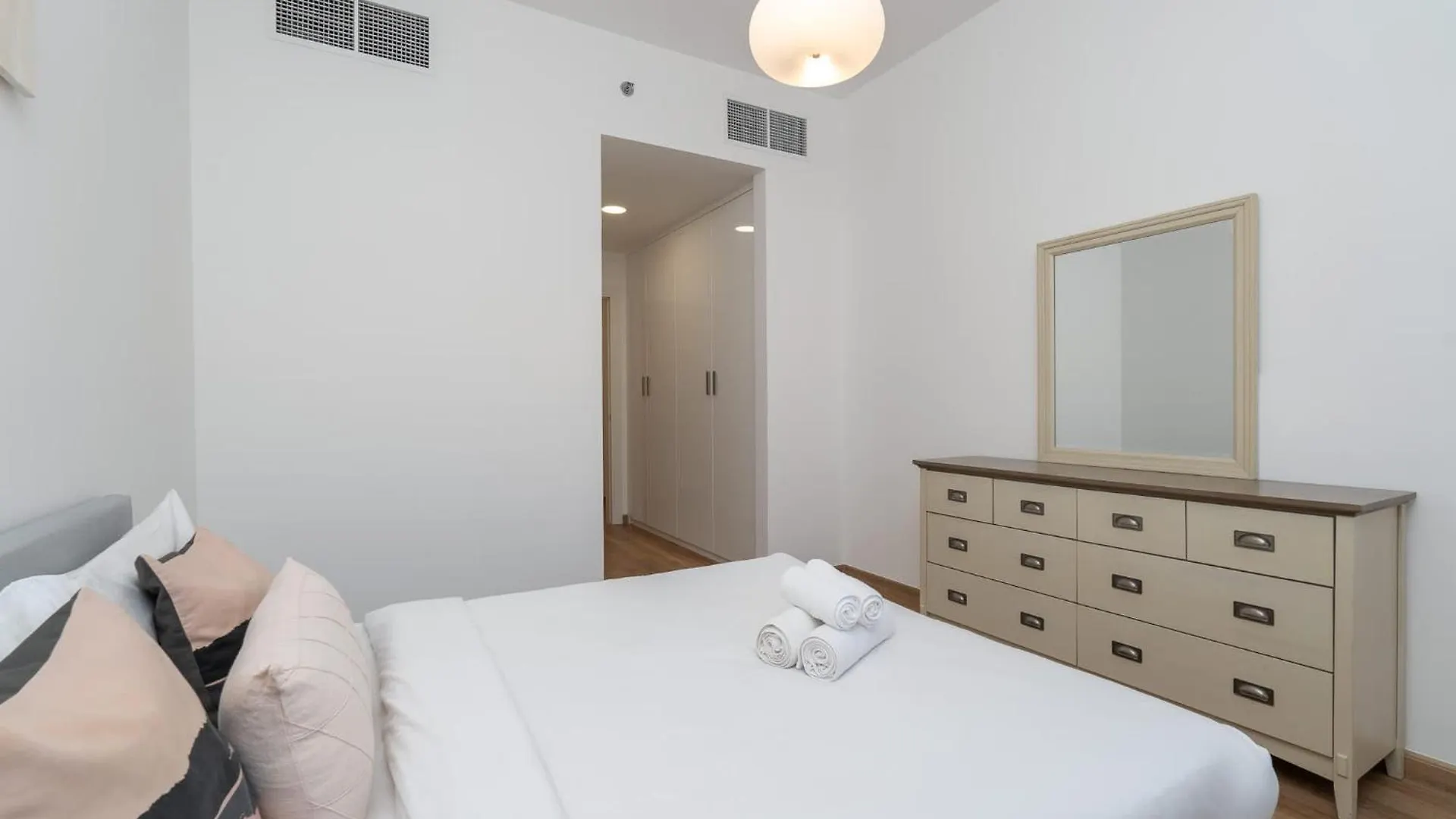 Stylish 2-Bedroom Apartment With Balcony Views In ドバイ